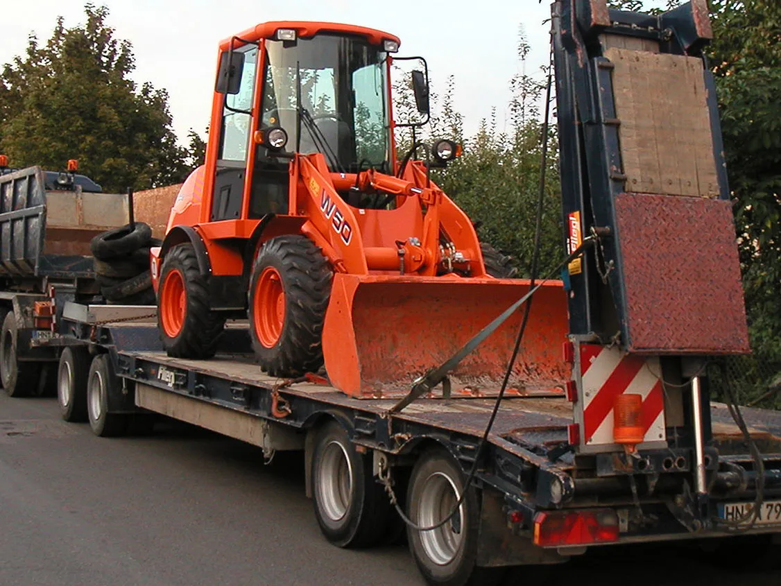 Bagger der SCHWANDT BAU GmbH im Einsatz auf einer Baustelle
